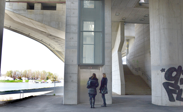 Покренут поступак за поправку лифта: Бициклисти и пешаци чекају “вожњу” до Моста на Ади